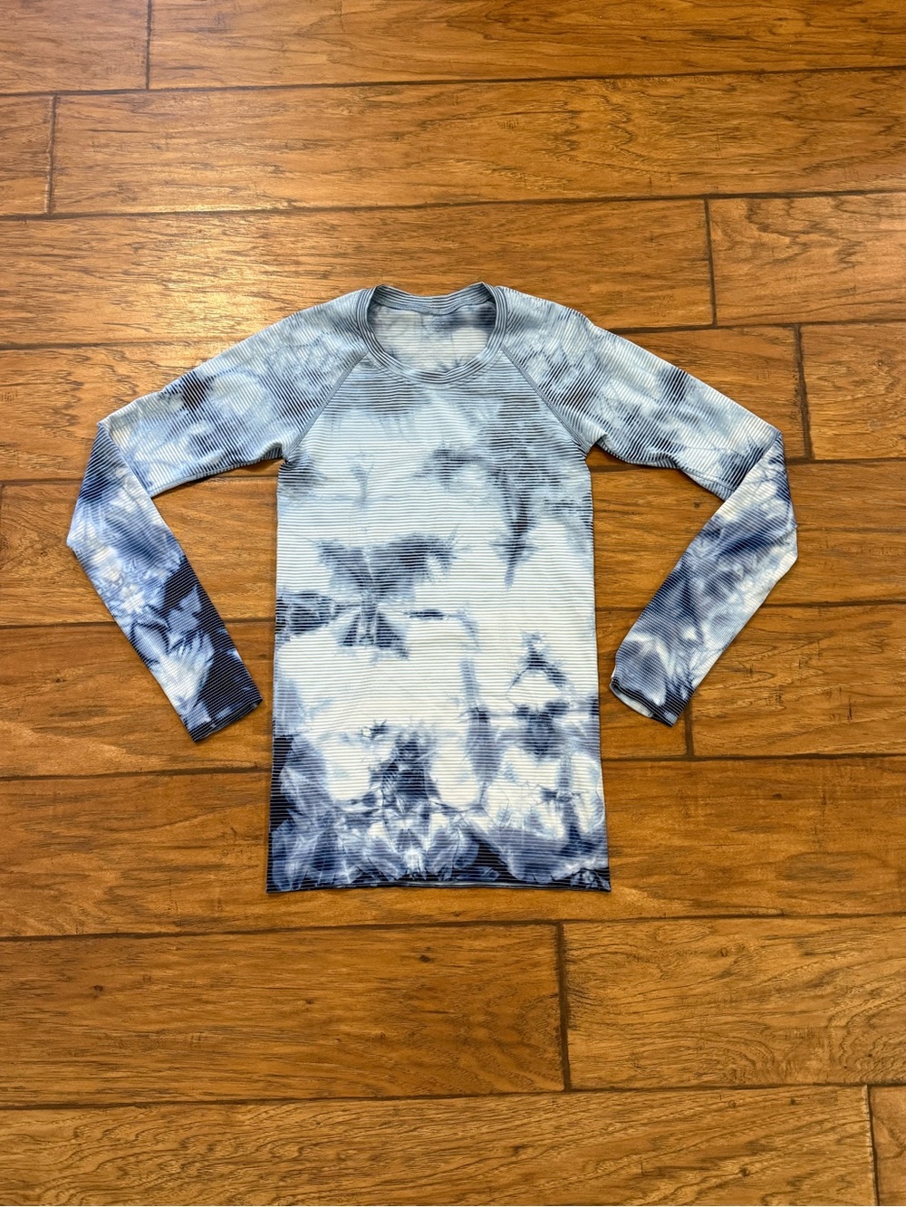 Women's Lululemon Swiftly Tech Size 4 Long Sleeve Blue Tie Dye Striped Shirt